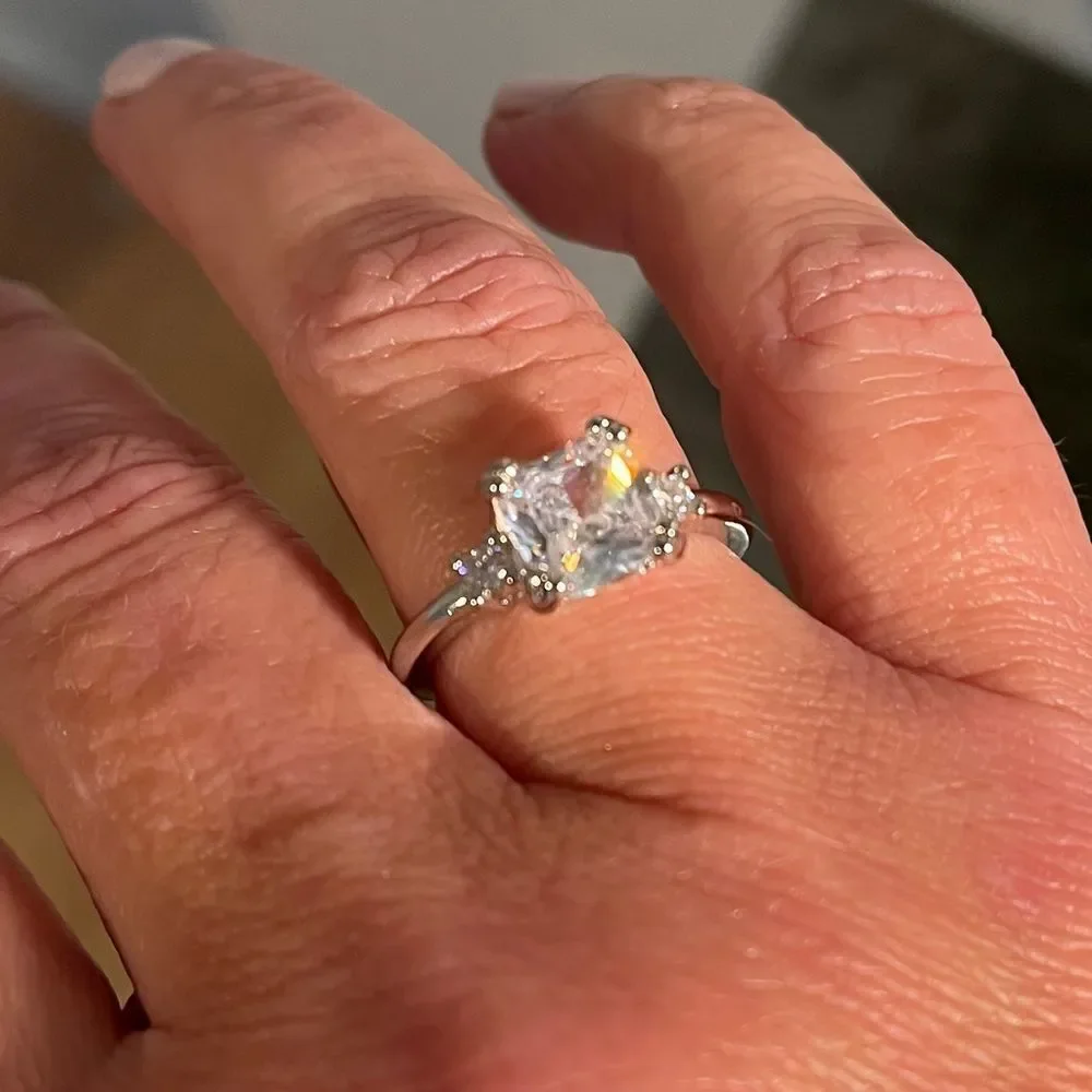 The Cushion Cut Classic in 925 and cubic zirconia.